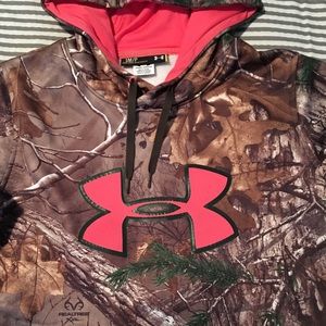 Women’s Underarmour camo sweatshirt